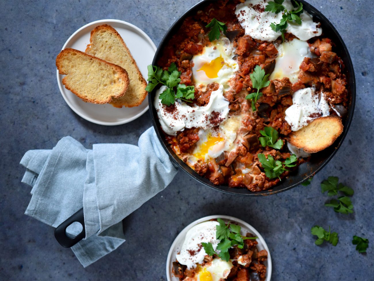 Kruidige aubergine shakshuka met fijngehakt